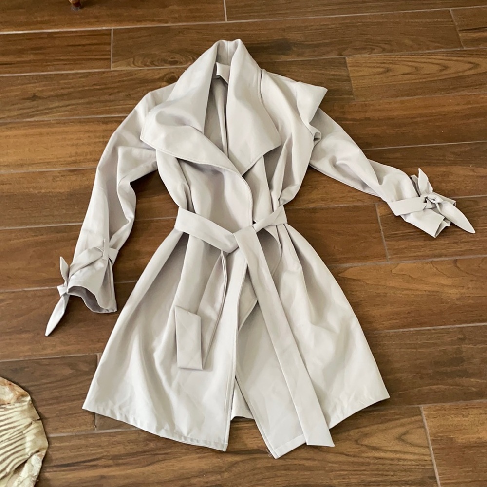 Gray raincoat w tie